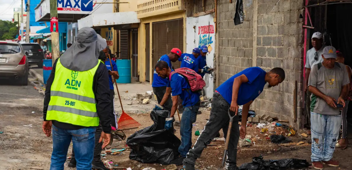Alcaldía del DN elimina cuatro ocupaciones y recupera espacio peatonal en Villa Consuelo