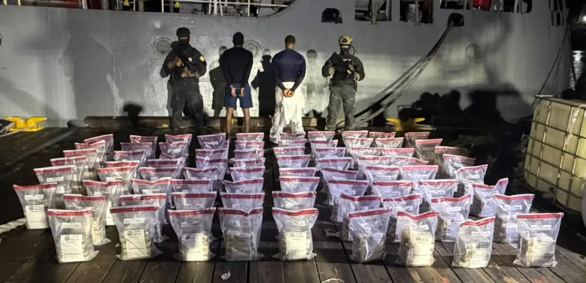 Intervienen otra lancha de narcotraficantes con dos hombres a bordo y 389 paquetes de cocaina