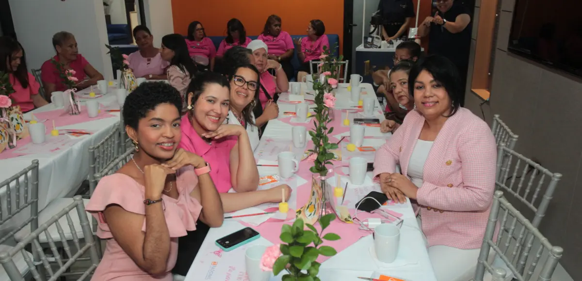 Pacientes y sobrevivientes de cáncer de mama celebran la vida a través del arte terapia