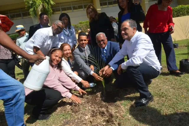 UASD inicia jornada de reforestación y conservación por el Día del Biólogo con la siembra de la palma cacheo