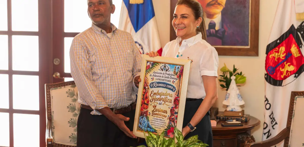 Reconocen a Carolina Mejía como embajadora del larimar dominicano