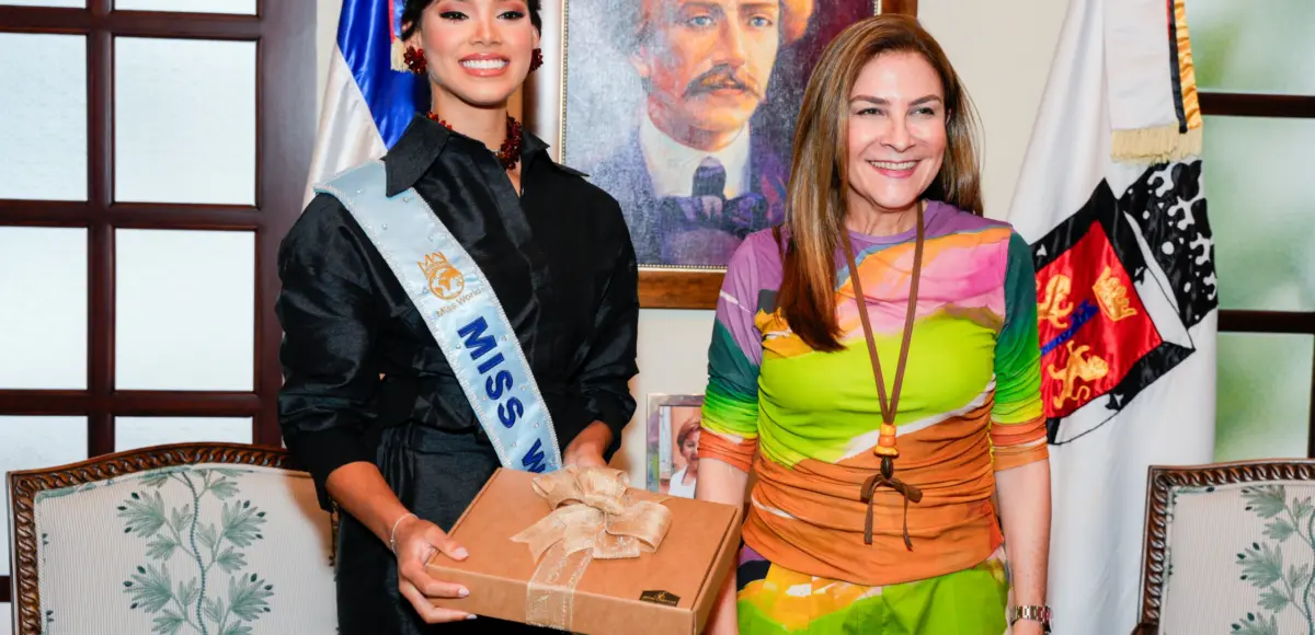 Carolina Mejía reconoce como hija adoptiva de Santo Domingo a Joheirry Mola, Miss Mundo 2026