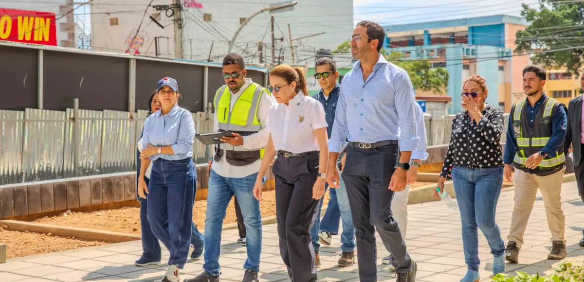 Carolina Mejía supervisa los avances del remozamiento del parque Enriquillo