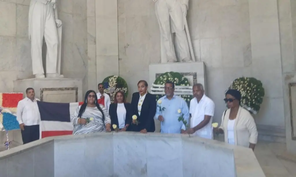 Sodomedi conmemora octavo aniversario con ofrenda floral en el Altar de la Patria