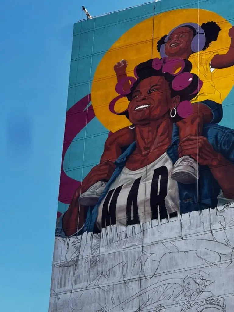 Angurria pinta en el Bronx el mural de 29 pisos en Estados Unidos: una mujer en rolos a 29 pisos de altura