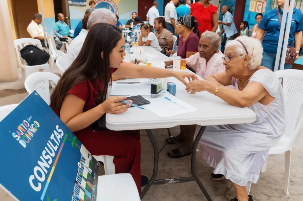 Carolina Mejía continúa llevando bienestar con un operativo médico-social al Hoyo de Bate