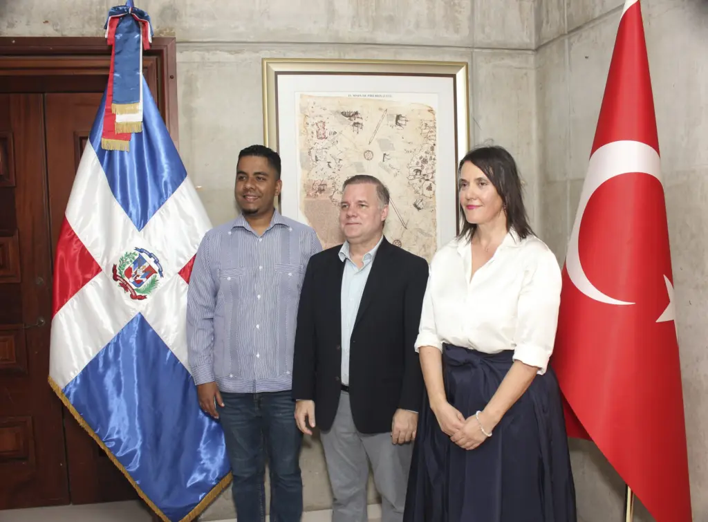 Embajada de Turquía dona réplica del mapamundi de Piri Reis al Faro a Colón